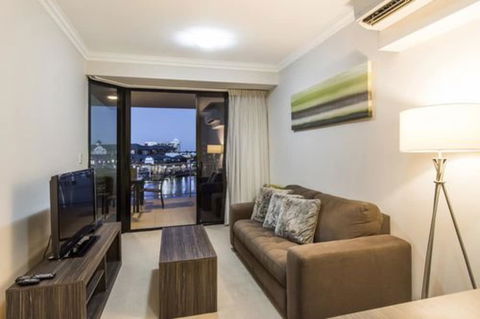 Dolphin Quay Apartments - Redcliffe Tourism 6