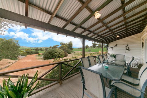 Hillside Country Retreat - Redcliffe Tourism 6
