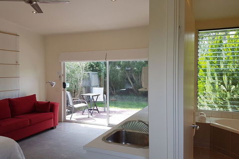 Springtide Studio Apartments - Redcliffe Tourism 6