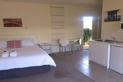 Springtide Studio Apartments - Redcliffe Tourism 7