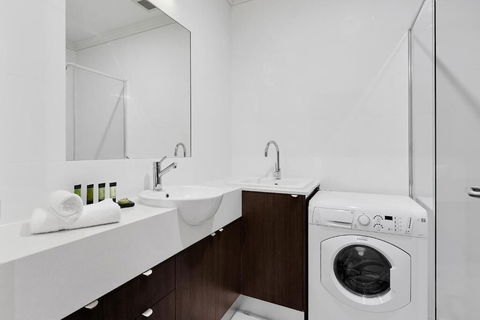 Attika Hotel - Redcliffe Tourism 3