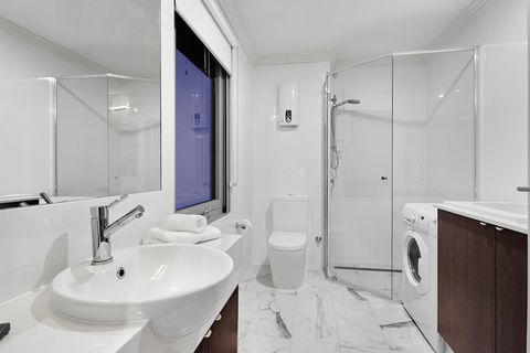 Attika Hotel - Redcliffe Tourism 6