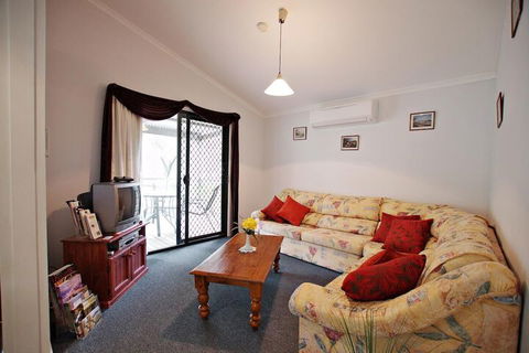Serenity Grove - Redcliffe Tourism 5