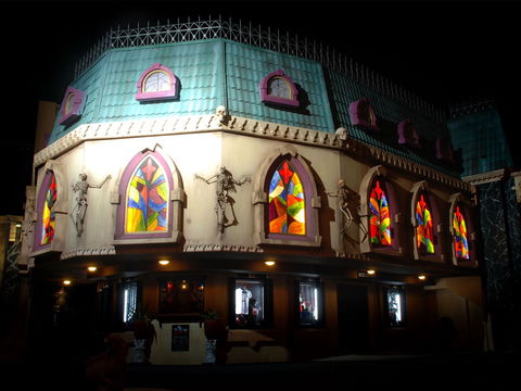 Dracula's Cabaret - Redcliffe Tourism 1