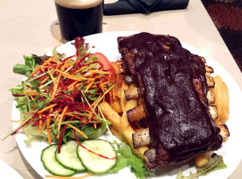 Finnian's Irish Tavern - Redcliffe Tourism 0