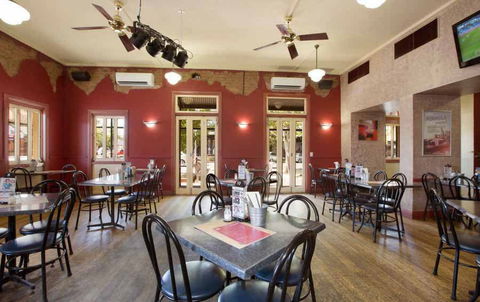 Royal Hotel - Redcliffe Tourism 0