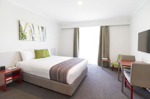 Abode Narrabundah - Redcliffe Tourism 6