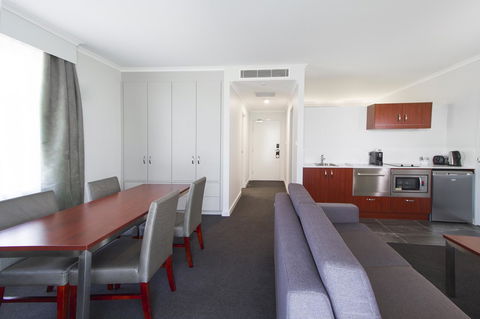 Abode Narrabundah - Redcliffe Tourism 7