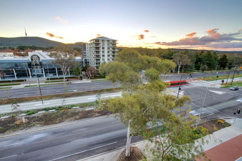 IQ Smart Apartments 704 Braddon ACT - Redcliffe Tourism 6