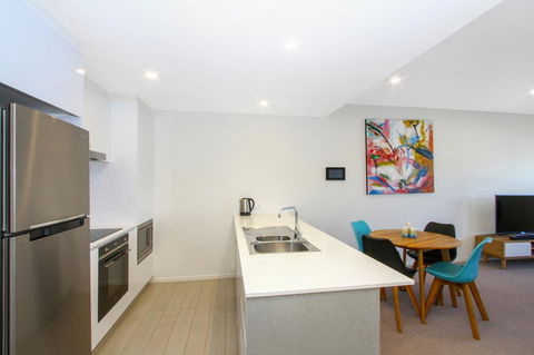 IQ Smart Apartments 704 Braddon ACT - Redcliffe Tourism 4
