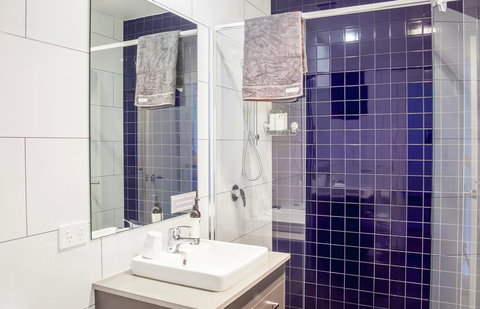 One Of A Kind Apartments - Redcliffe Tourism 20