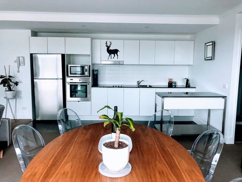 Staying Places - The Avenue - Redcliffe Tourism 7