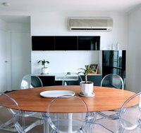 Staying Places - The Avenue - Redcliffe Tourism