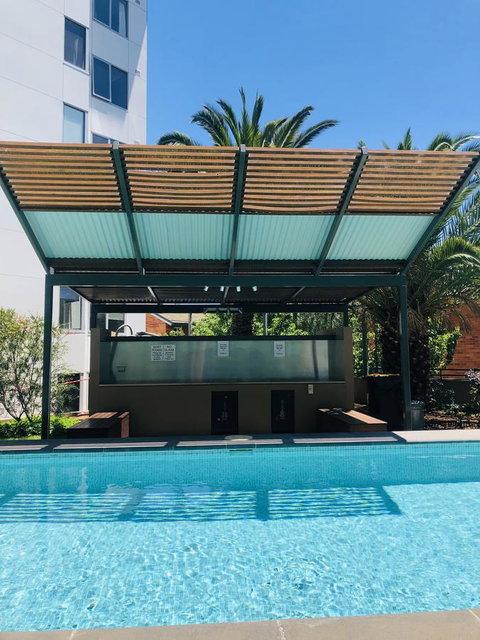 Staying Places - The Avenue - Redcliffe Tourism 4