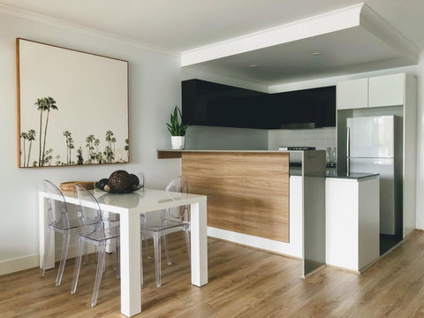 Staying Places - The Avenue - Redcliffe Tourism 6