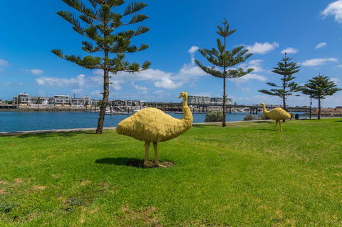 Port Adelaide Harbourside House - Redcliffe Tourism 11