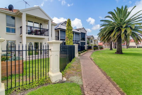 Port Adelaide Harbourside House - Redcliffe Tourism 0