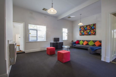 Cowan Street Bungalow - Redcliffe Tourism 6