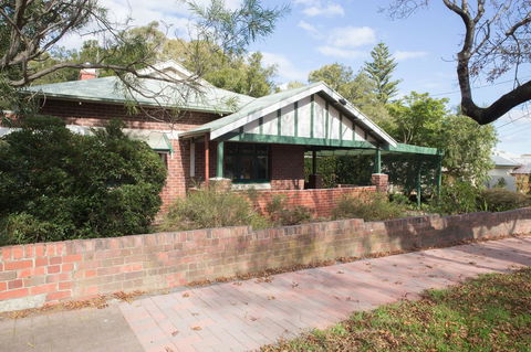 Cowan Street Bungalow - Redcliffe Tourism 13
