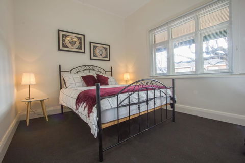 Cowan Street Bungalow - Redcliffe Tourism 4