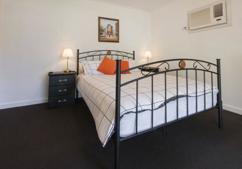 Cowan Street Bungalow - Redcliffe Tourism 5