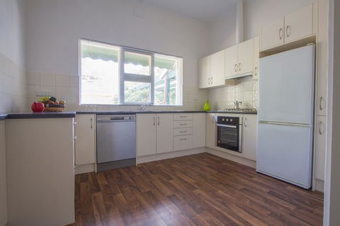 Cowan Street Bungalow - Redcliffe Tourism 11