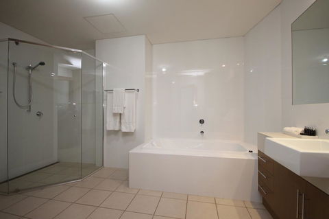 Wallaroo Marina Apartments - Redcliffe Tourism 10
