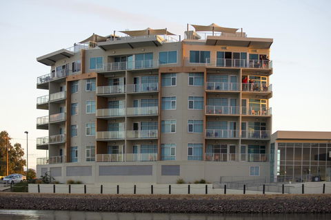 Wallaroo Marina Apartments - Redcliffe Tourism 1