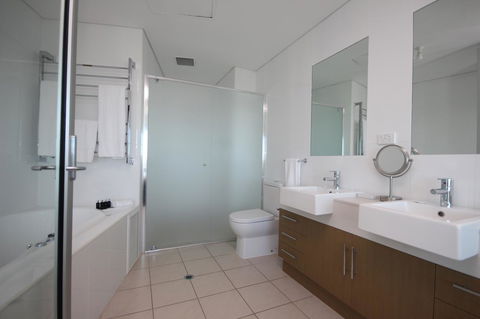 Wallaroo Marina Apartments - Redcliffe Tourism 13
