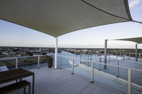 Wallaroo Marina Apartments - Redcliffe Tourism 34