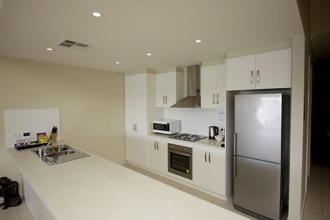 Wallaroo Marina Apartments - Redcliffe Tourism 6