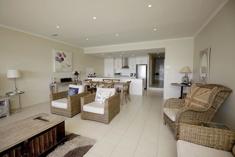 Wallaroo Marina Apartments - Redcliffe Tourism 5