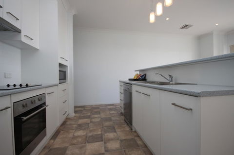 Wallaroo Marina Apartments - Redcliffe Tourism 24