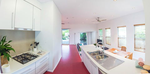 S T U D I O 22 Peaceful Retreat With Garden Views - Redcliffe Tourism 4