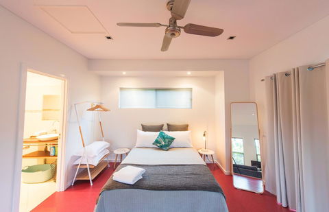 S T U D I O 22 Peaceful Retreat With Garden Views - Redcliffe Tourism 3