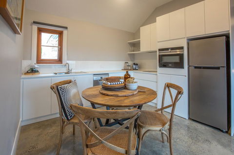 Lucy's Cottage - Redcliffe Tourism 10