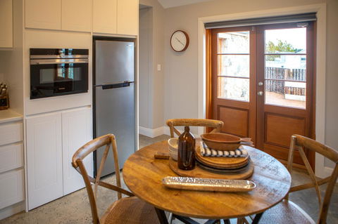 Lucy's Cottage - Redcliffe Tourism 11