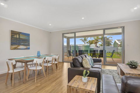 Eastern Breeze - Redcliffe Tourism 15