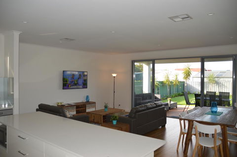 Eastern Breeze - Redcliffe Tourism 20