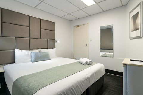 Cosmo On Bank - Redcliffe Tourism 11
