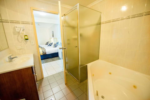 Jacksons Motor Inn - Redcliffe Tourism 9