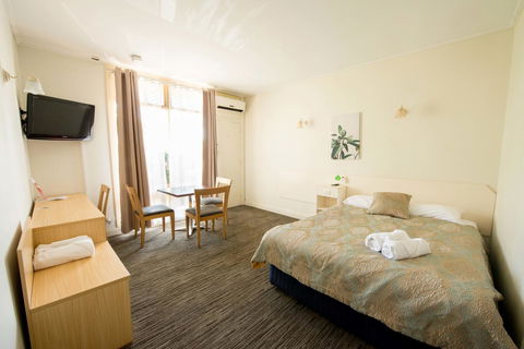 Jacksons Motor Inn - Redcliffe Tourism 11