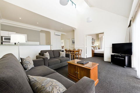 Majestic Old Lion Apartments - Redcliffe Tourism 6