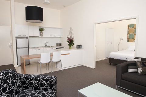 Majestic Old Lion Apartments - Redcliffe Tourism 2