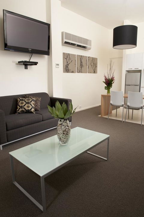 Majestic Old Lion Apartments - Redcliffe Tourism 1