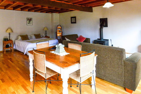 Ghost Hill Road Retreat - Redcliffe Tourism 27