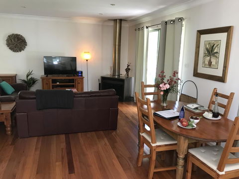 Ghost Hill Road Retreat - Redcliffe Tourism 6