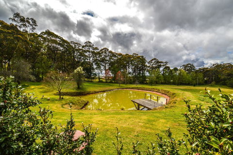 Ghost Hill Road Retreat - Redcliffe Tourism 11