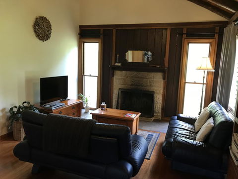 Ghost Hill Road Retreat - Redcliffe Tourism 3