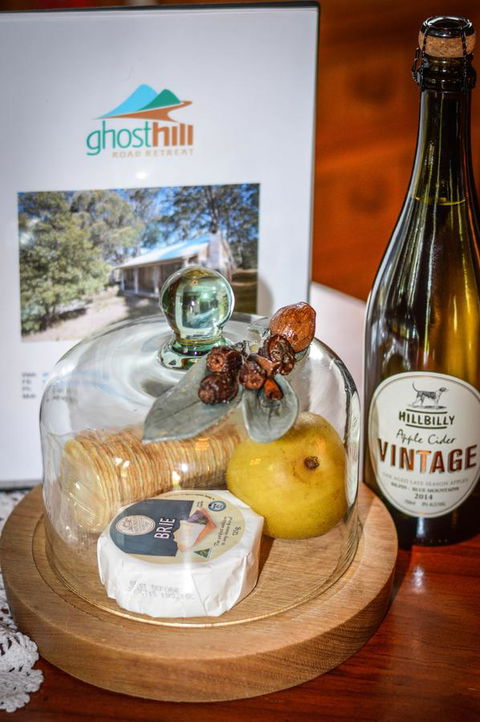 Ghost Hill Road Retreat - Redcliffe Tourism 25